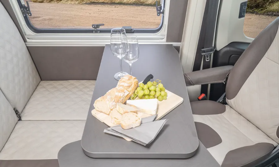 Sitzgruppe im Knaus Boxlife mit Brot, Käse und Trauben