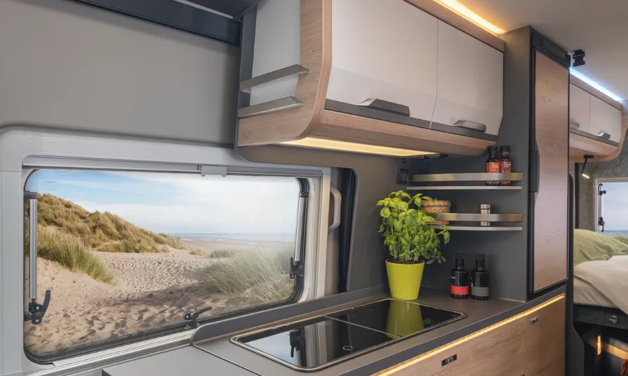 Küche im Knaus Boxlife mit Blick auf die Dünen