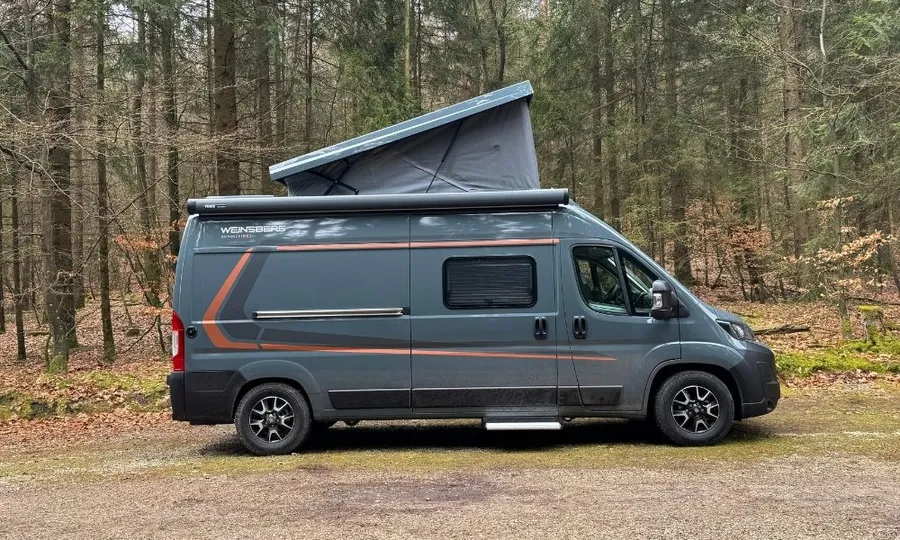 Weinsberg CaraBus 600 MQ im Wald, Aufstelldach geöffnet