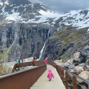 Trollstigen ist eine der bekanntesten Touristen-Straßen in Norwegen, etwa 20 km südlich von Åndalsnes. Ein Besuch in Trollstigen in Norwegen kann definitiv lohnenswert sein, wenn du Natur und Landschaft magst und eine unvergessliche Erfahrung suchst. Dort gibt es die spektakulärsten Serpentinenstraßen, die durch die Berge führen. Die Aussicht auf die umliegende Landschaft, die tiefen Täler und die Wasserfälle ist unbeschreiblich. Achtung: oben kann es ganz schön kalt werden.