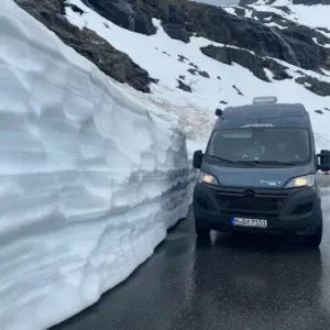 Trollstigen ist eine der bekanntesten Touristen-Straßen in Norwegen, etwa 20 km südlich von Åndalsnes. Ein Besuch in Trollstigen in Norwegen kann definitiv lohnenswert sein, wenn du Natur und Landschaft magst und eine unvergessliche Erfahrung suchst. Dort gibt es die spektakulärsten Serpentinenstraßen, die durch die Berge führen. Die Aussicht auf die umliegende Landschaft, die tiefen Täler und die Wasserfälle ist unbeschreiblich. Achtung: oben kann es ganz schön kalt werden.