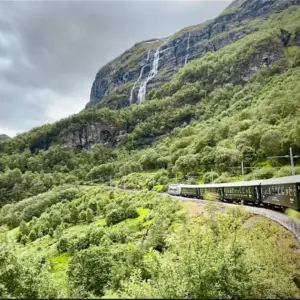 Hoch hinauf: Norwegische Eisenbahn-Tour in Flåm